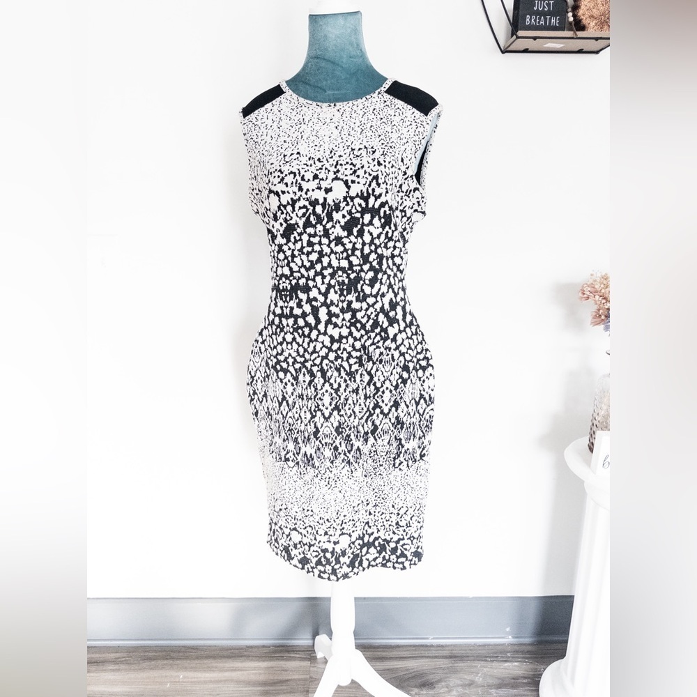 Stunning Carmen Marc Valvo Dress: Eye-Catching Patterns, Size S – Stand Out!